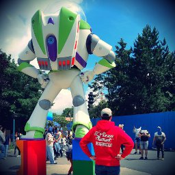 Romain Petit près de Buzz Lightyear à Toy Story Playland au Parc Walt Disney Studios (Disneyland Paris)